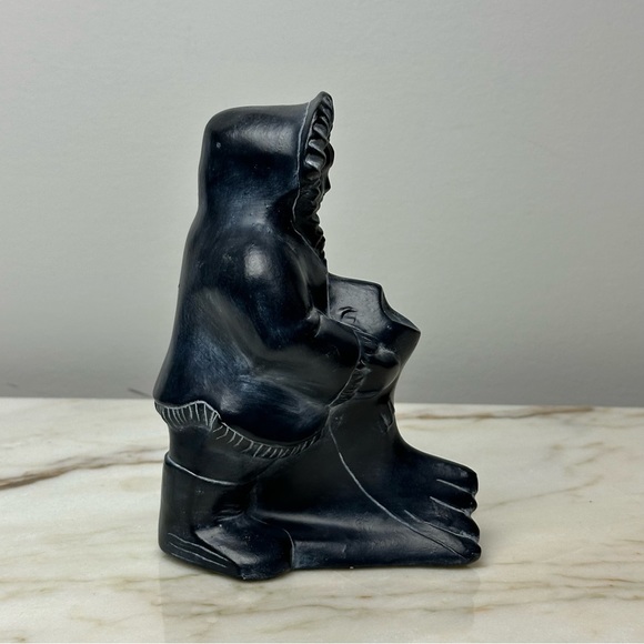 Vintage Black Inuit Seal Hunter Hollow Sculpture Signed Rilla 1981 - Picture 6 of 11